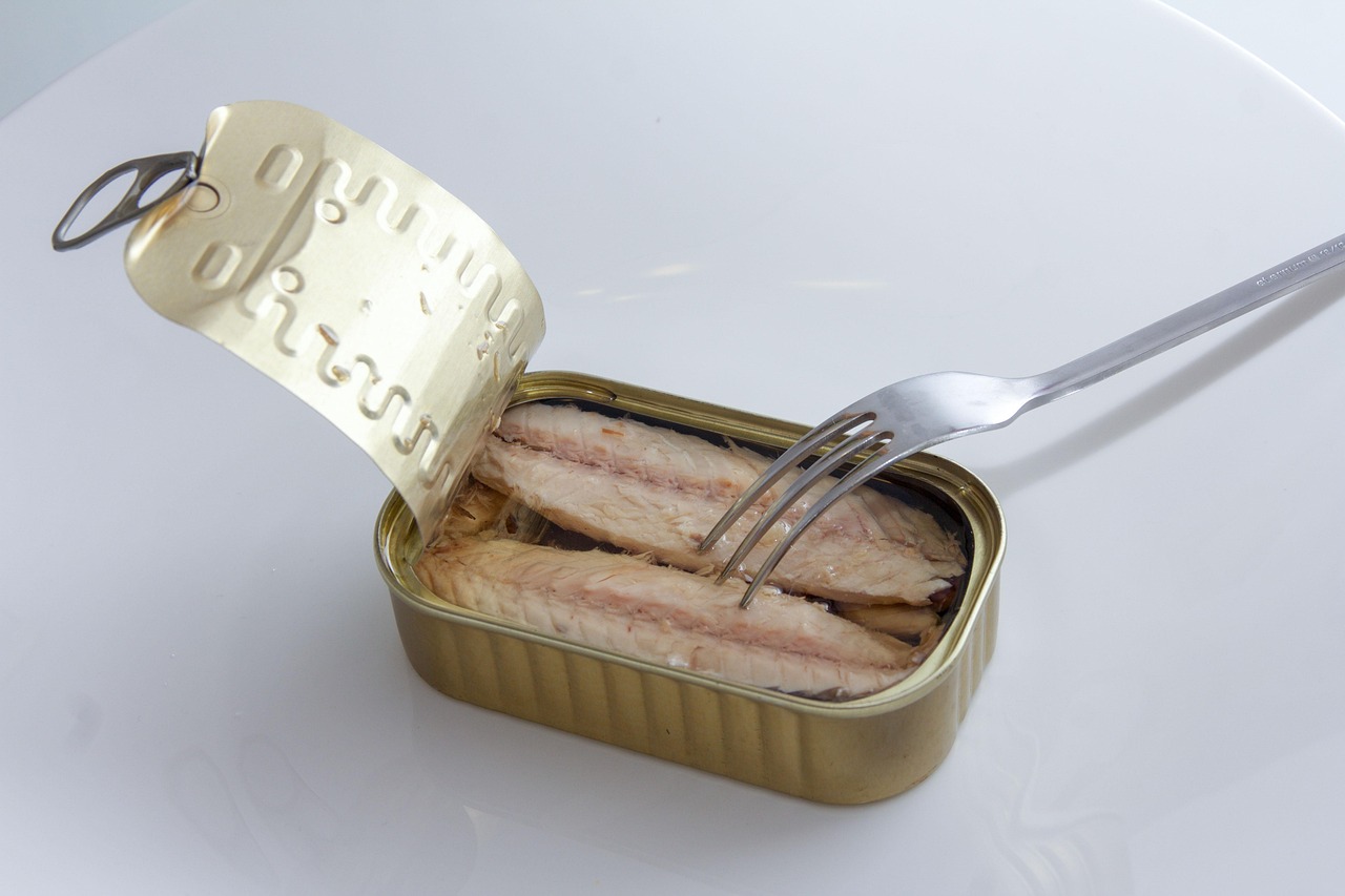 Sgombro in scatola su uno scaffale di supermercato, simbolo di un alimento popolare e conveniente.