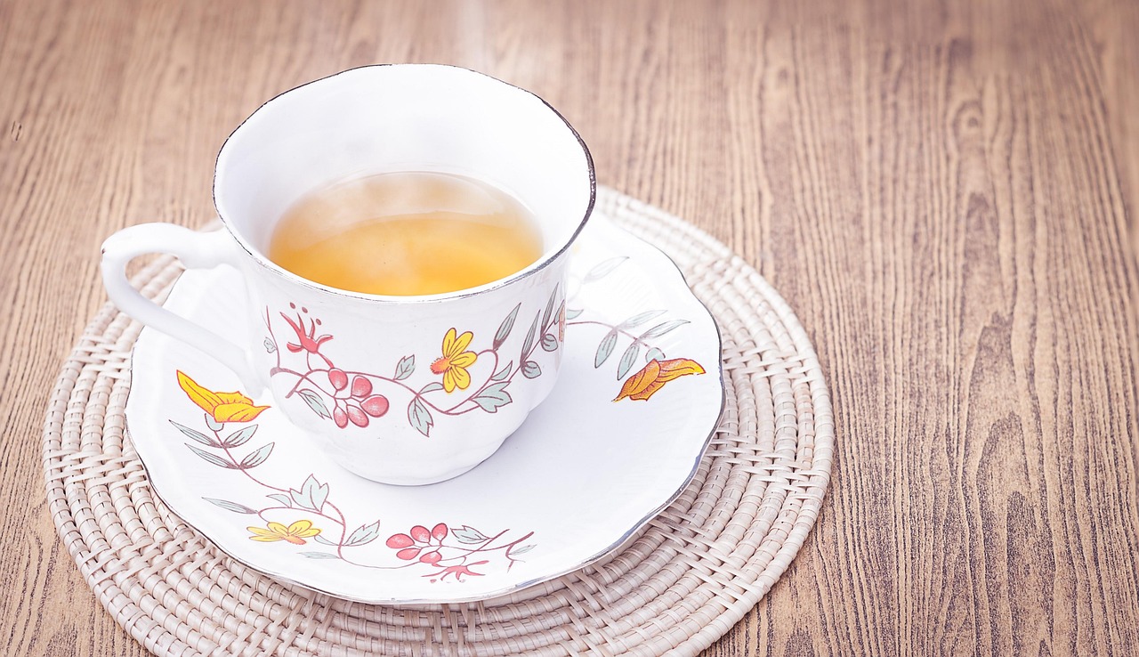 Tisana serale in una tazza, con ingredienti freschi per sgonfiare la pancia e purificare l'intestino.