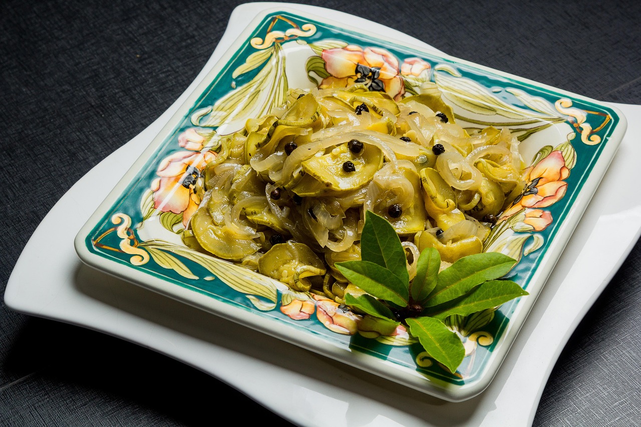 Zucchine fritte e marinate, piatto tipico della scapece napoletana, servite in un piatto colorato.