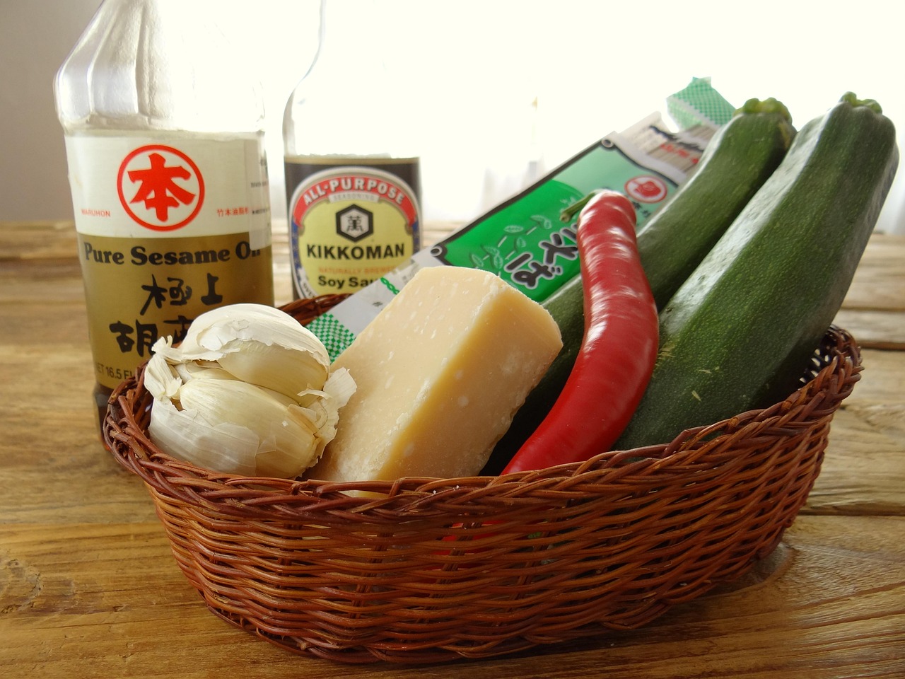 Zucchine alla scapece light, servite in un piatto con erbe aromatiche e condimenti leggeri.