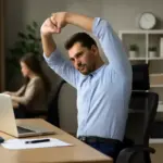 Fitness per chi lavora tutto il giorno seduto: le mosse che sciolgono tensioni e migliorano attenzione